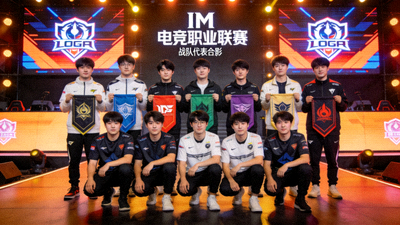 IM电竞职业联赛战队代表合影，共同手持联赛标志旗帜